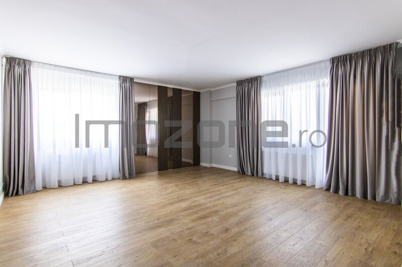 Trei camere, oferta septembrie: loc de parcare gratuit pentru apartamentele cu 3 camere.